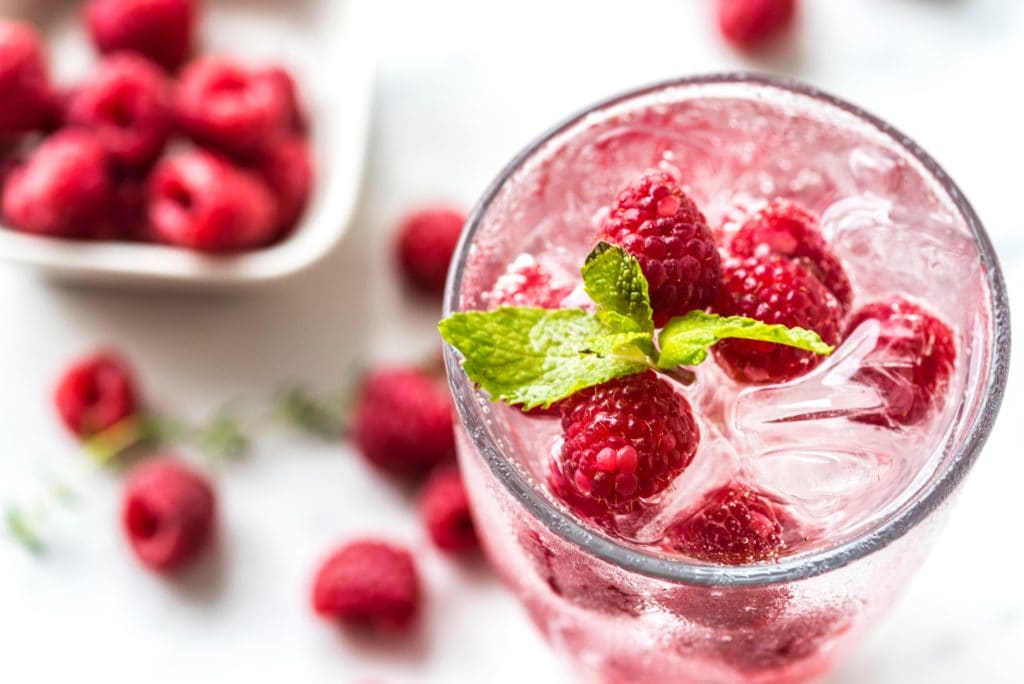 sparkling water with raspberry and mint