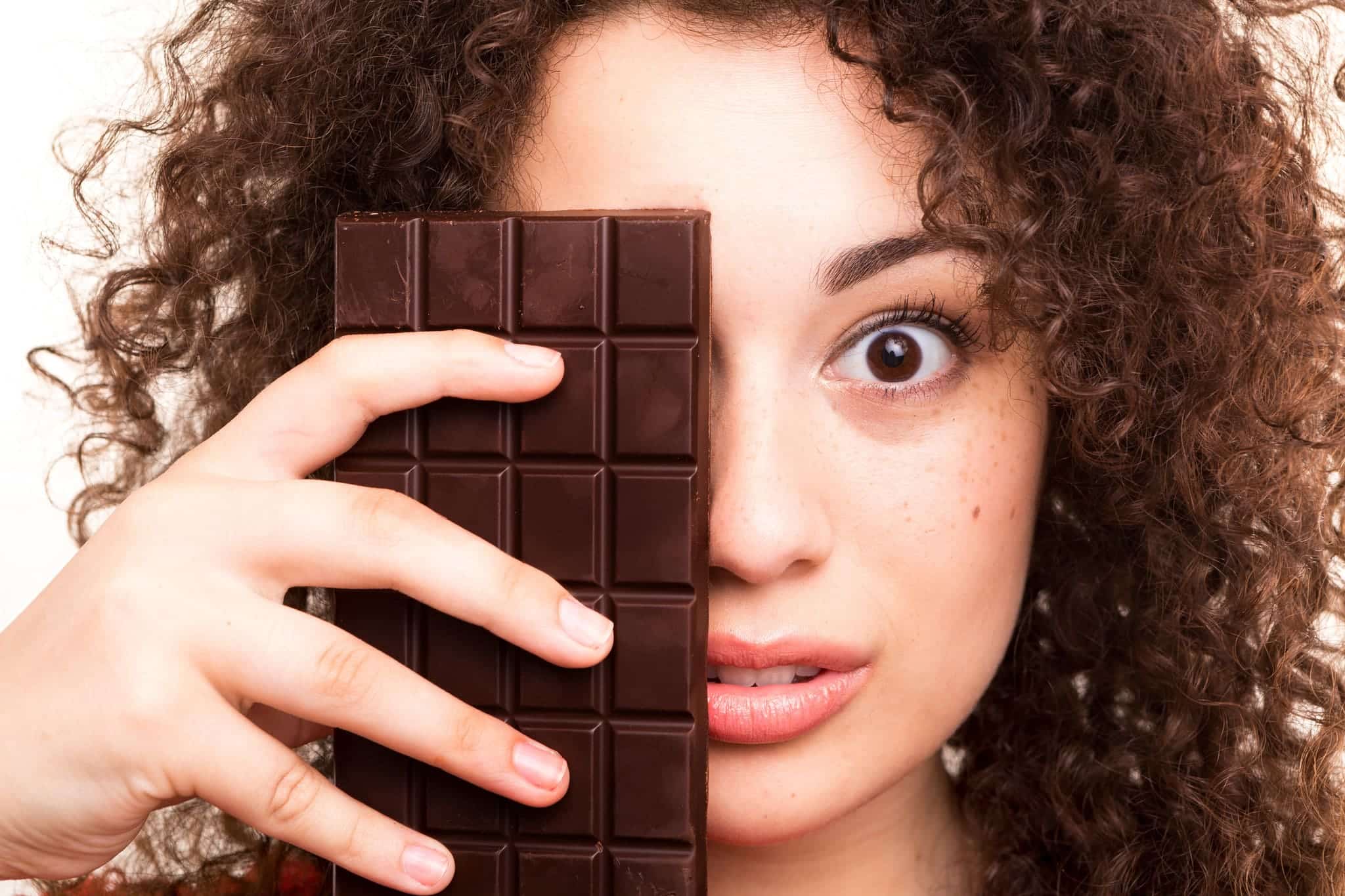 Сколько лет шоколадке. Девушка в шоколаде. Девушка с шоколадкой. Фотосессия с шоколадкой.