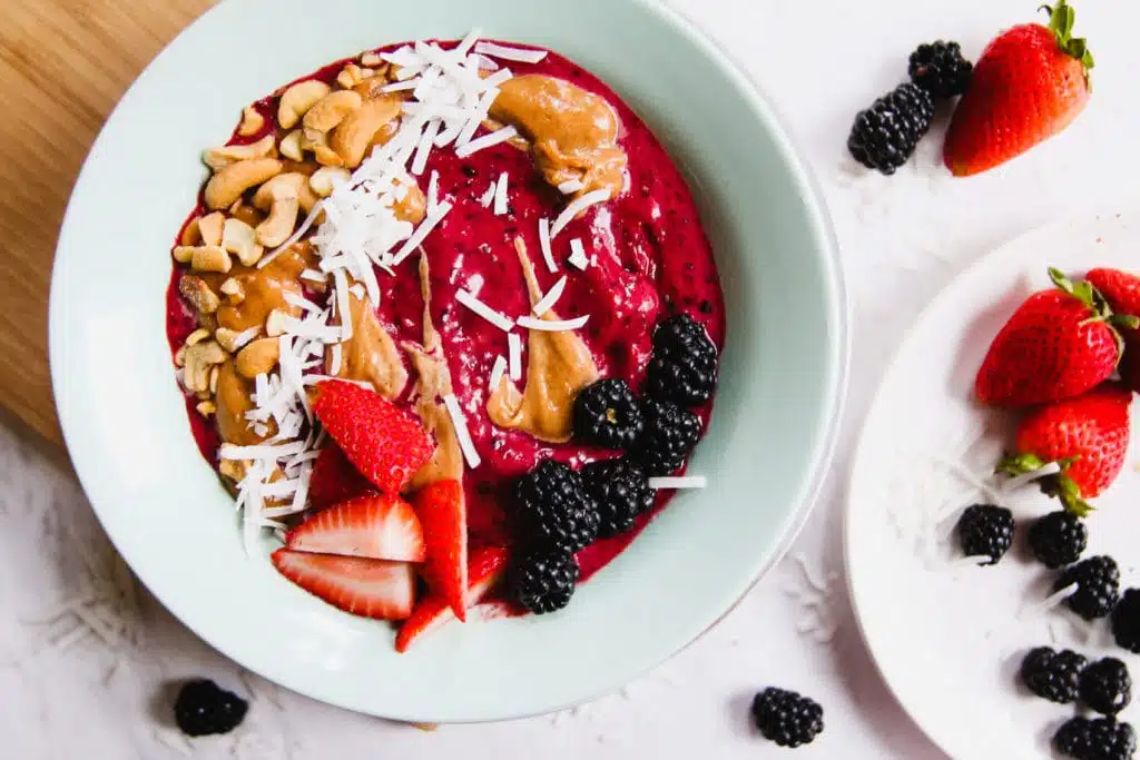 berry-chia-smoothie-bowl