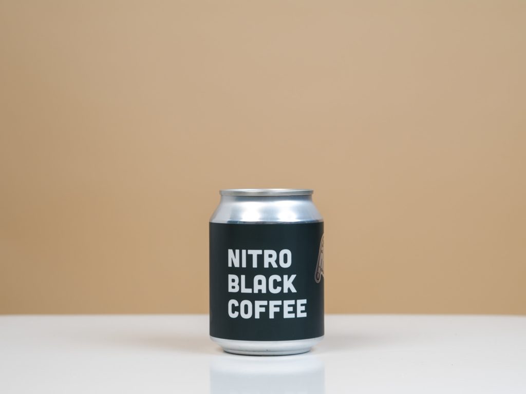 eine Dose mit schwarzem Nitro-Kaffee-Text auf der Vorderseite